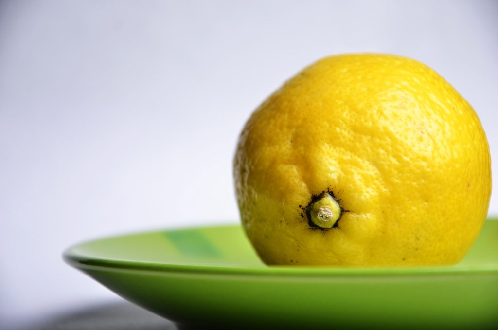 Лимонная диета. Лимон на тарелке. Лимончик на тарелочке.